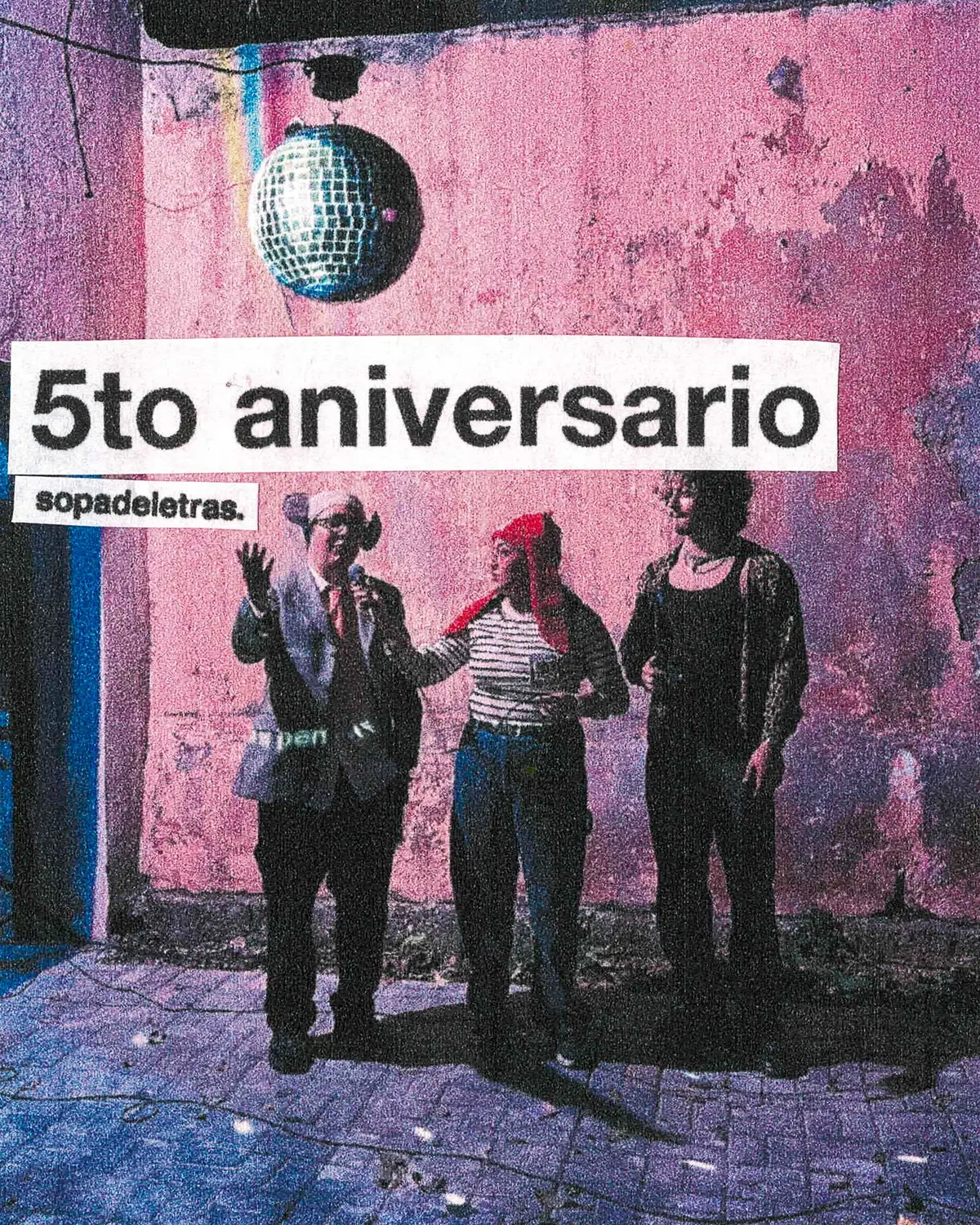 lámina del carrusel: 5to aniversario, tres disfrazados bajo la bola disco