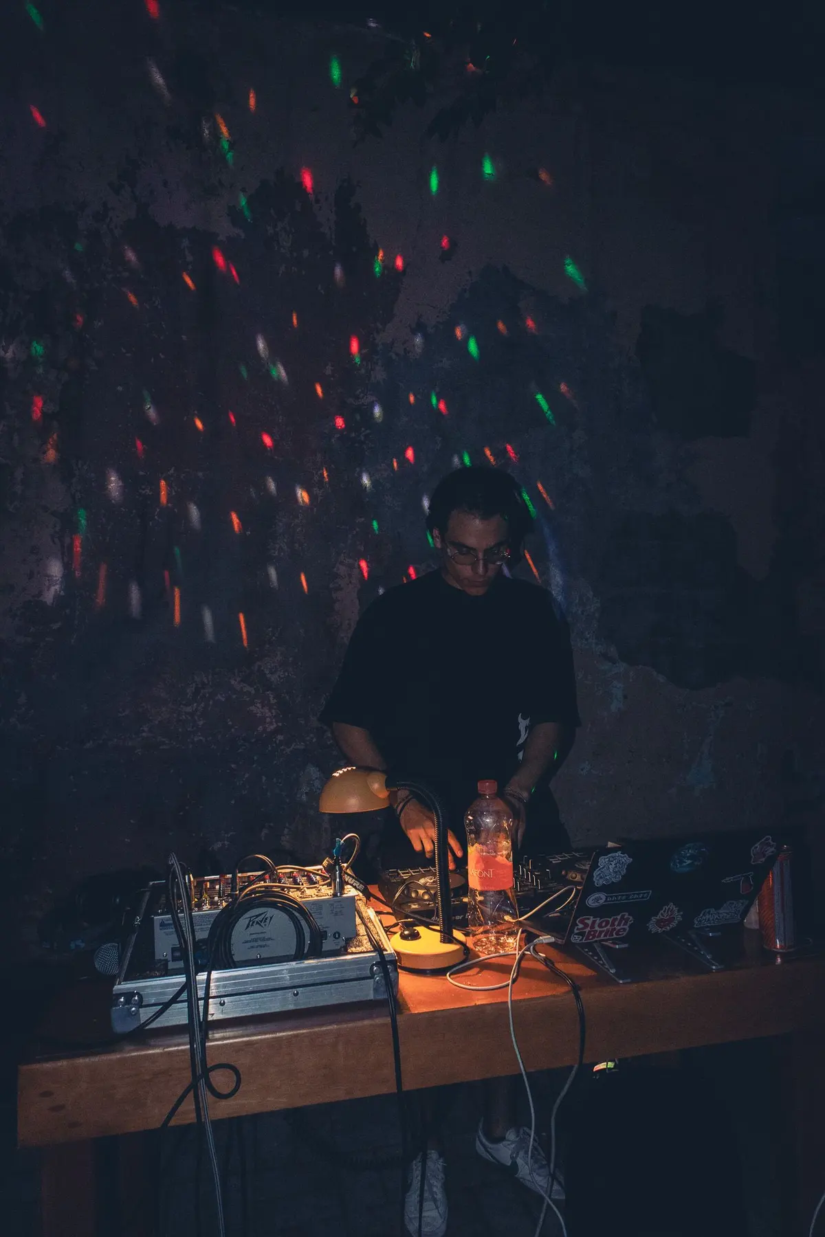 el dj abriendo la noche bajo luces de colores