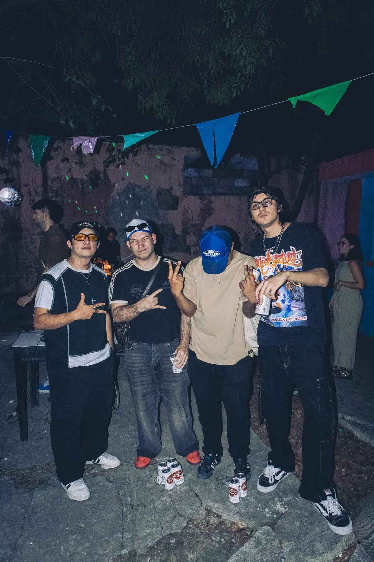 cuatro amigos posando bajo las banderitas