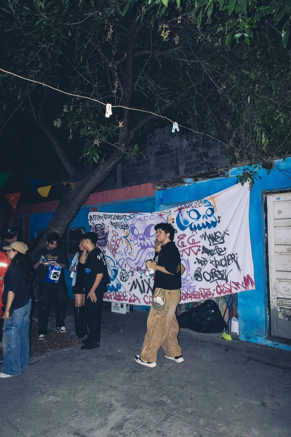 la manta pintada a mano en el patio y la gente llegando