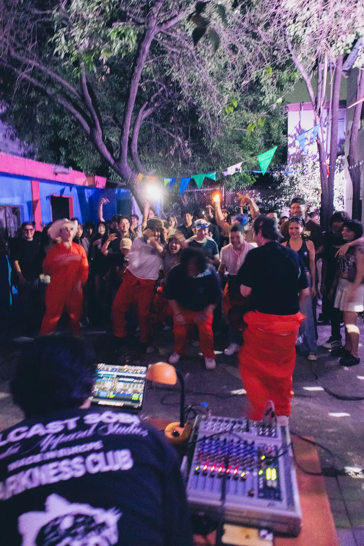 el patio lleno bailando, visto desde atrás de la consola