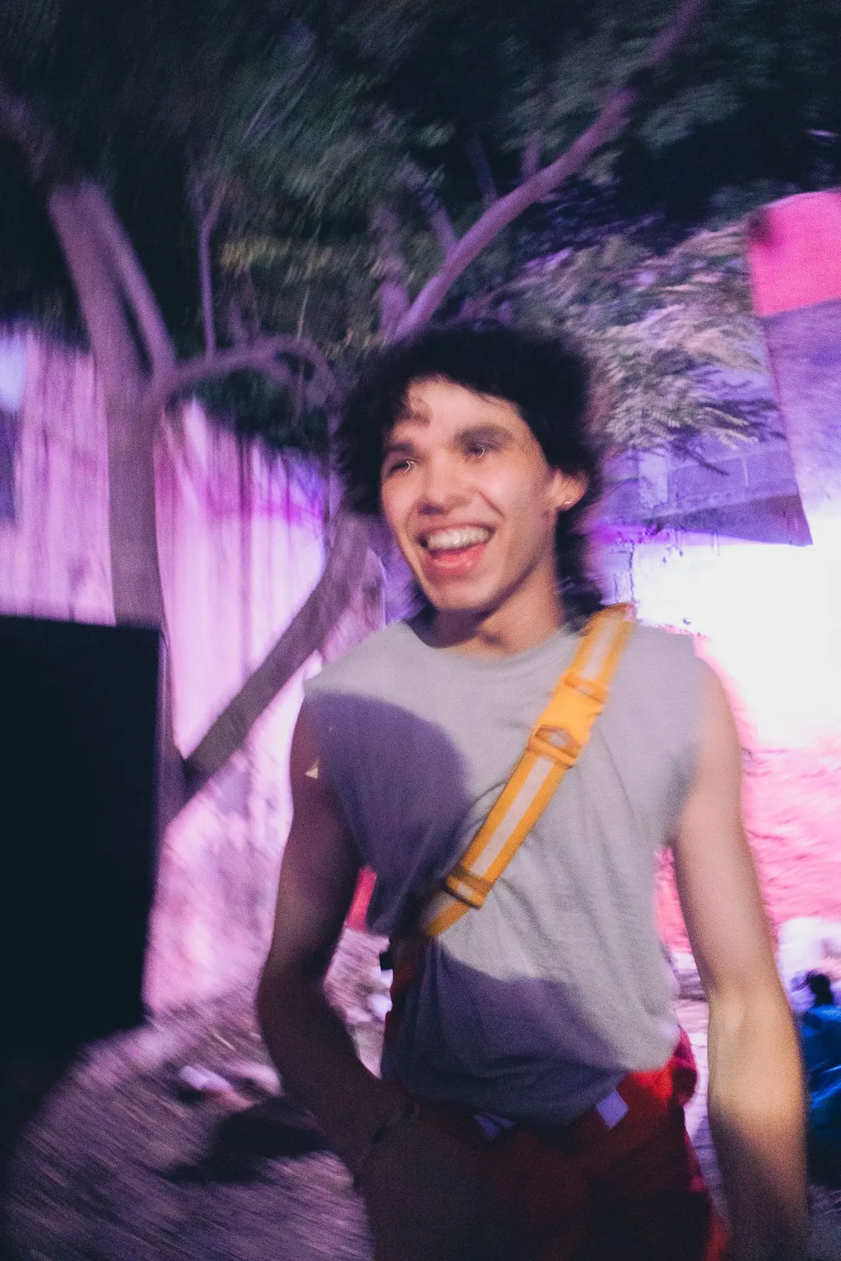 un invitado riéndose mientras baila