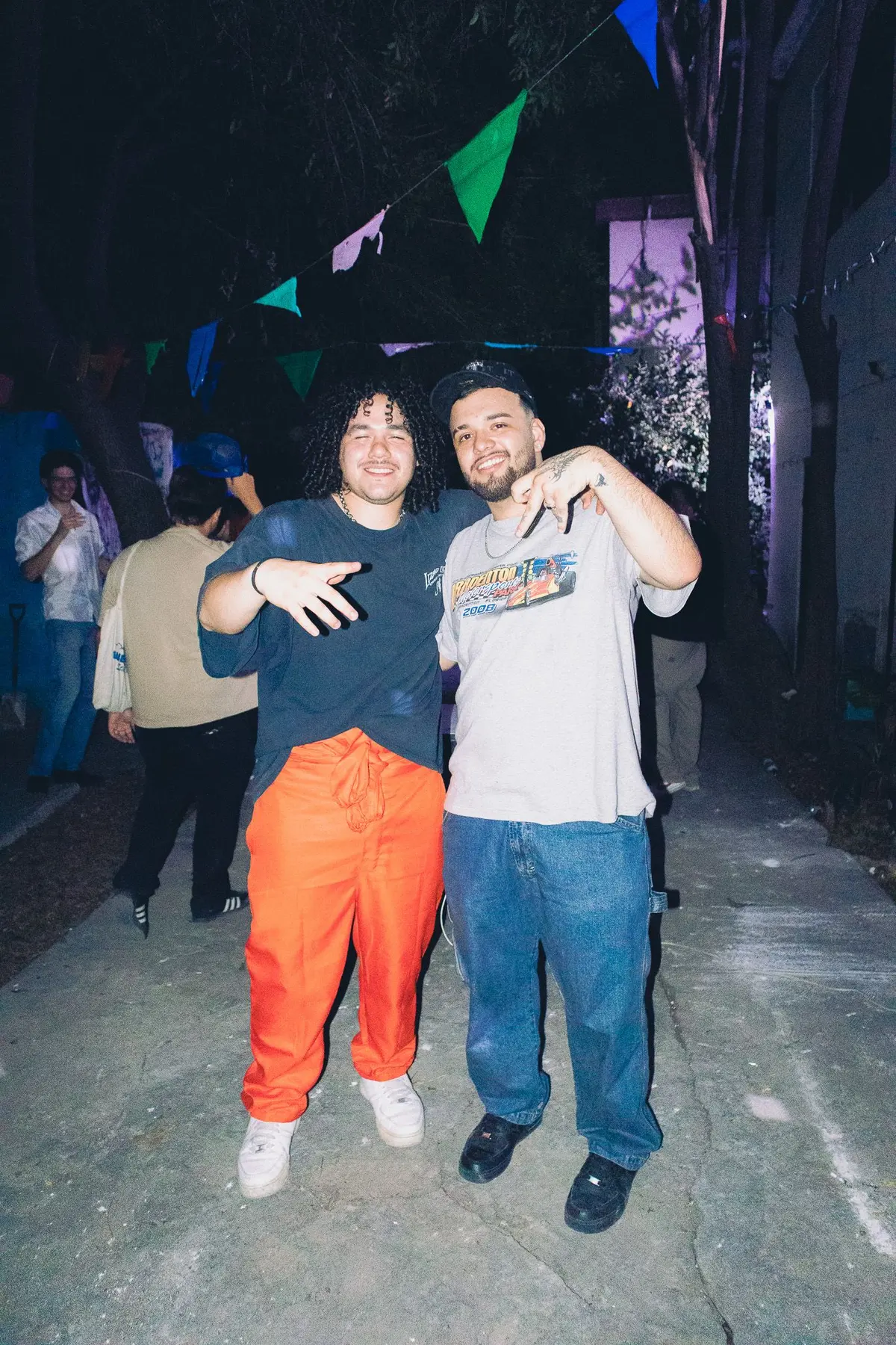 dos amigos posando al final de la noche