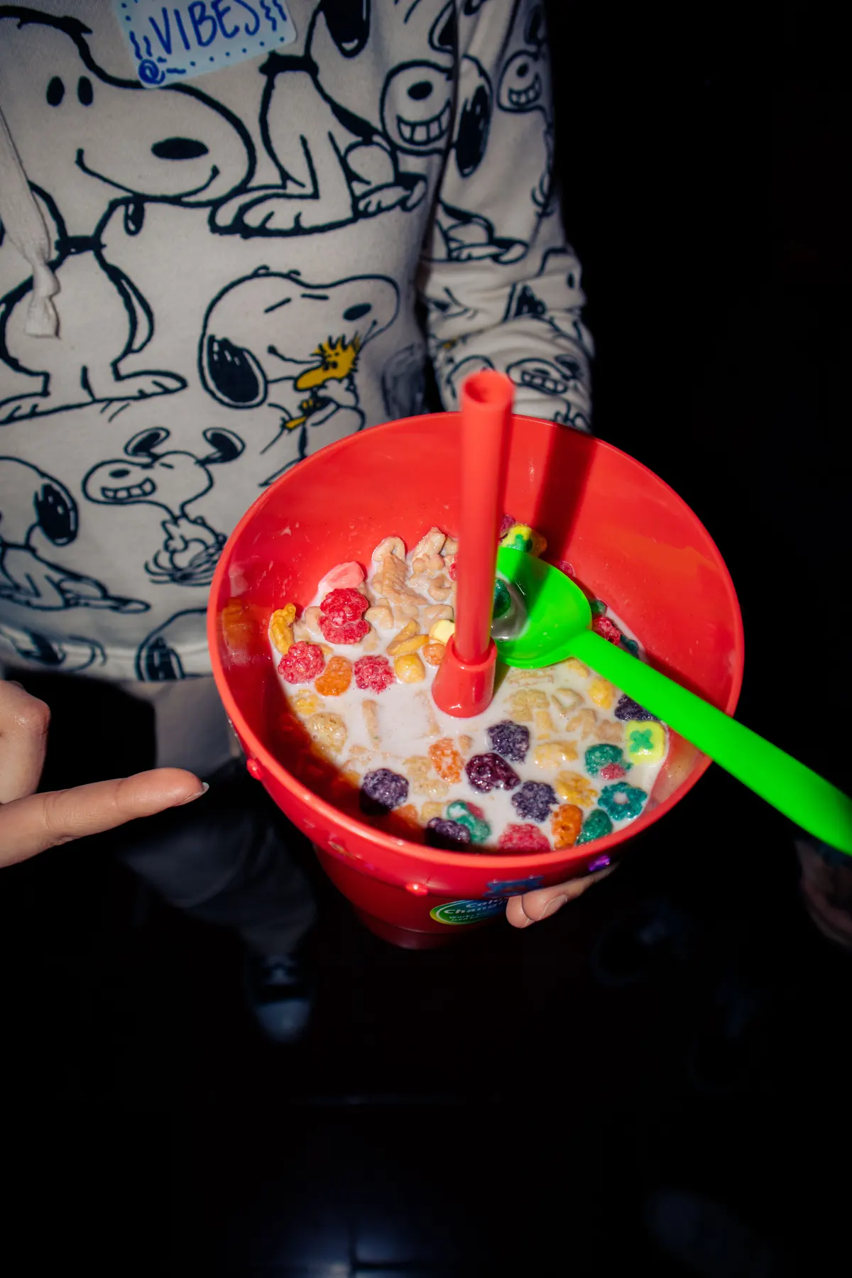 un tazón rojo de cereal con cuchara verde