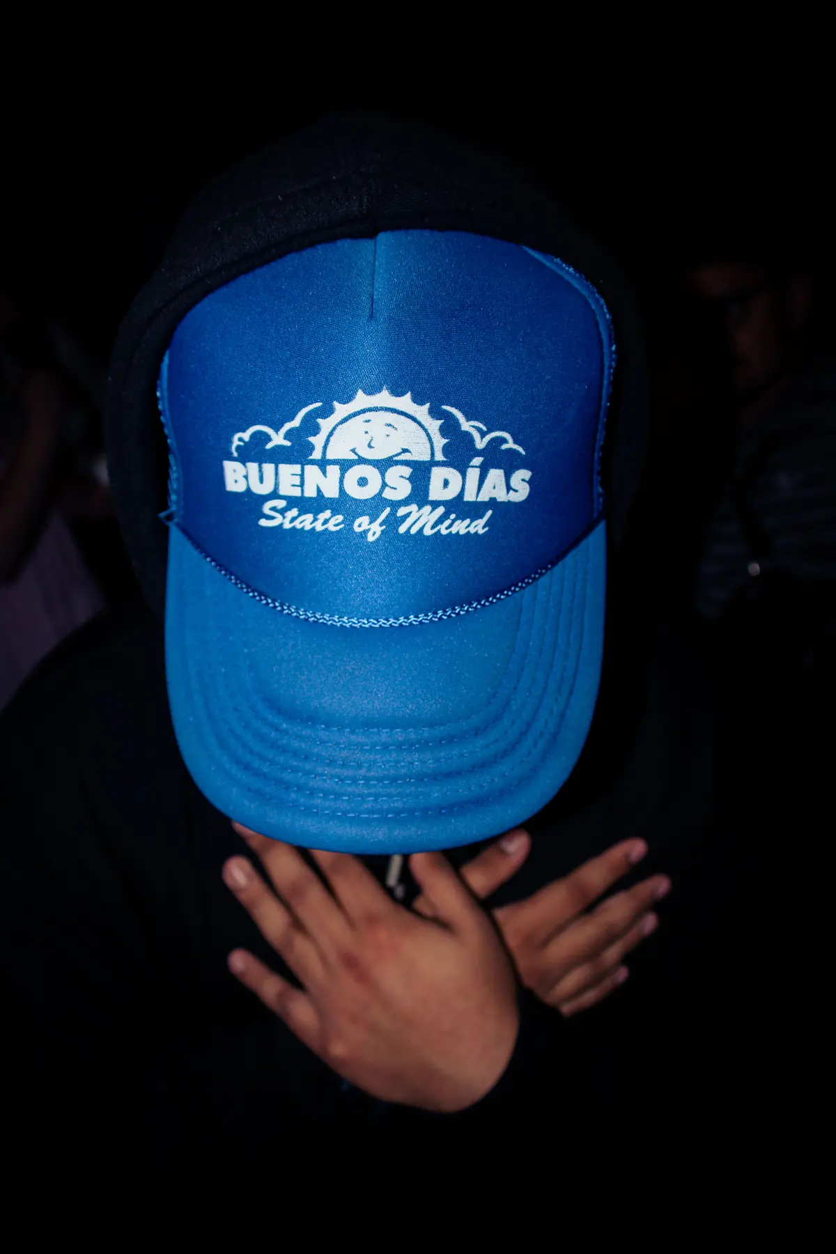 una gorra azul que dice buenos días