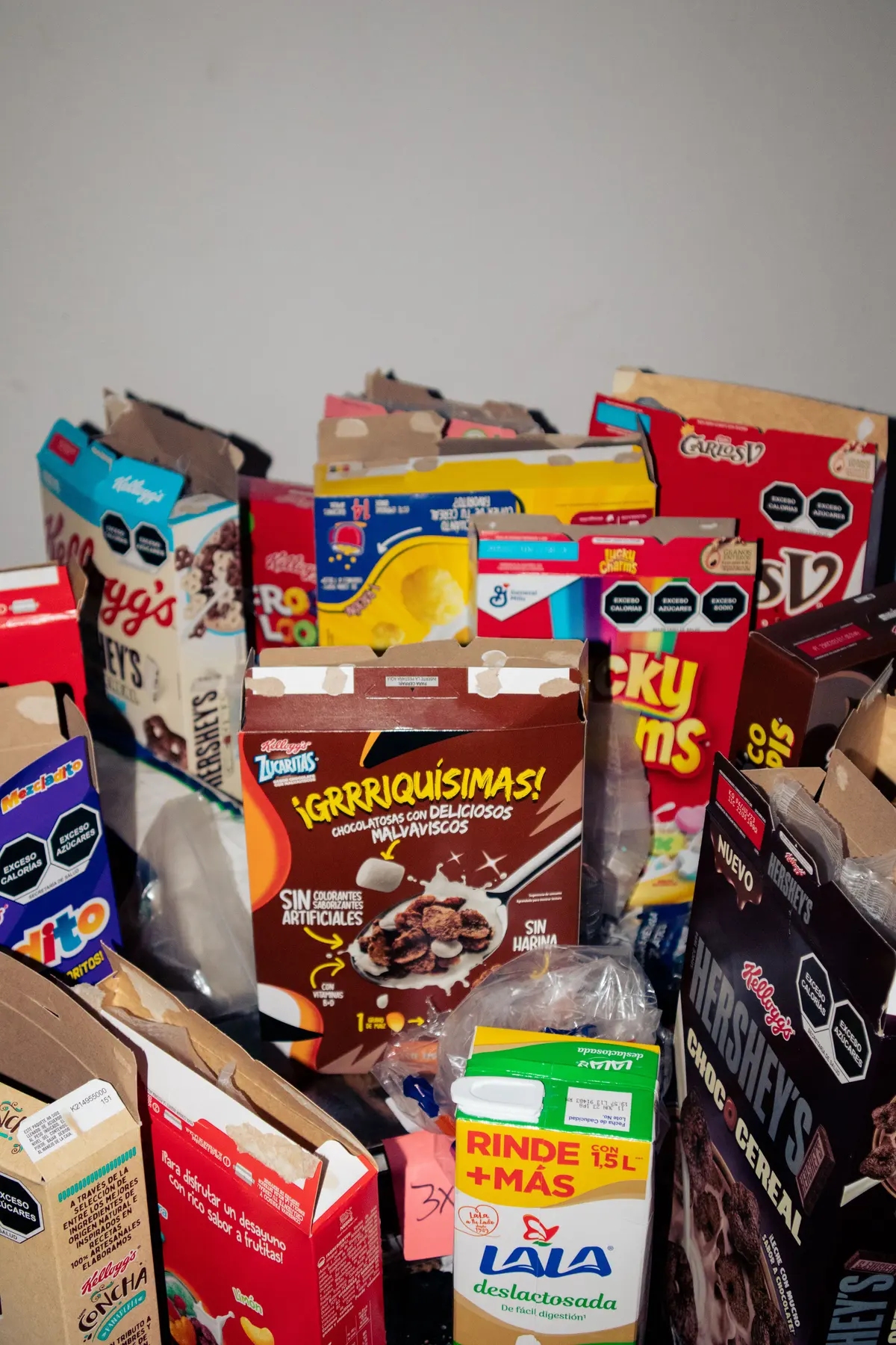 cajas de cereal y leche apiladas en una mesa