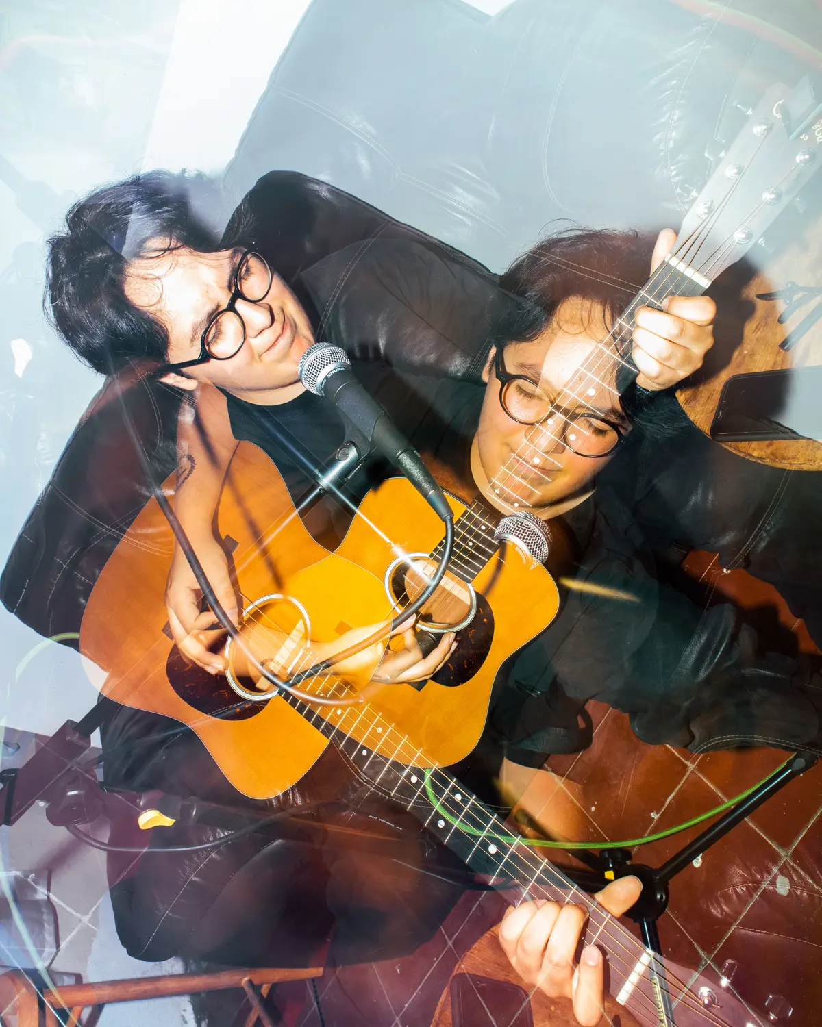 doble exposición de un músico con su guitarra