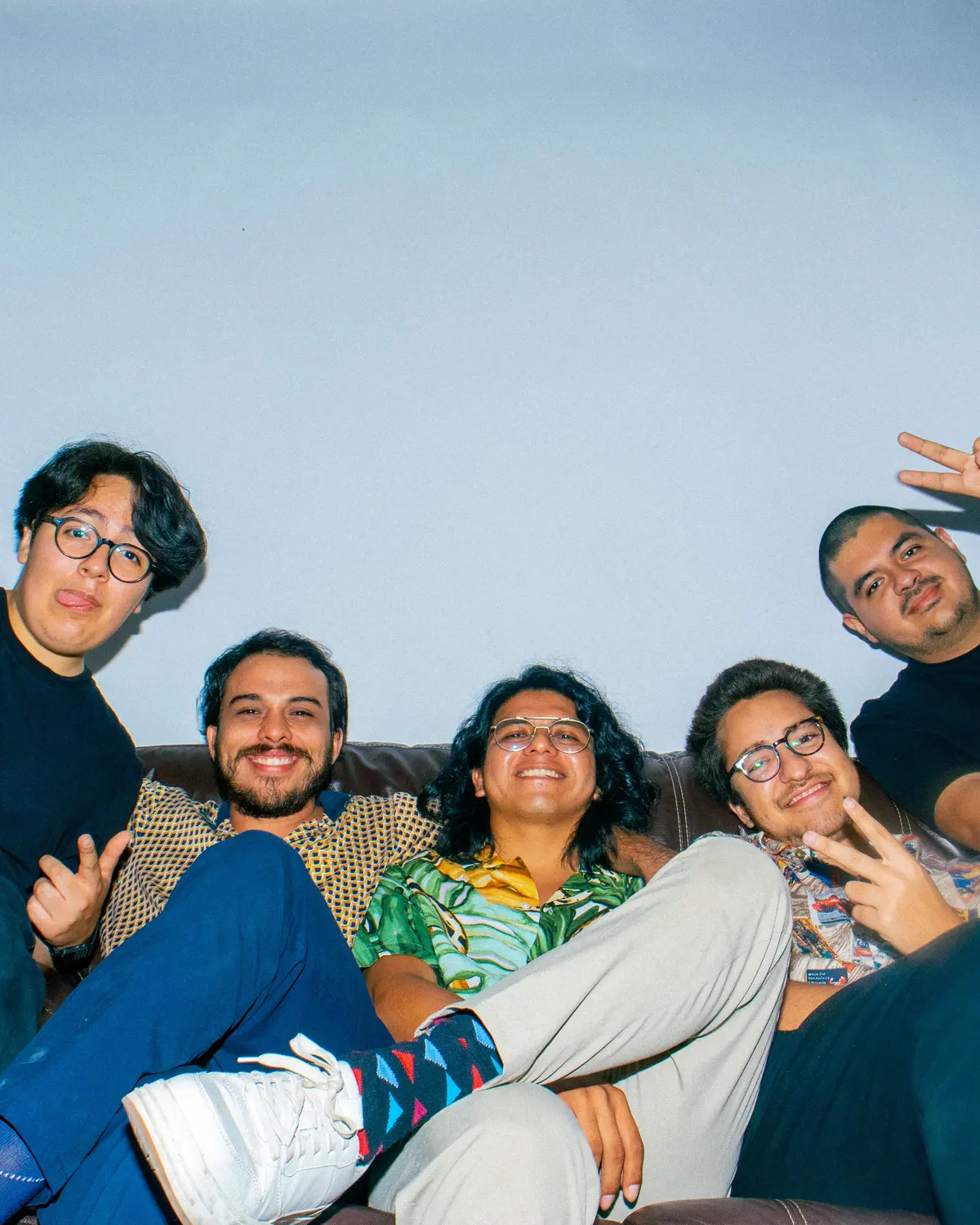 los músicos de la noche en el sillón, vistos desde abajo