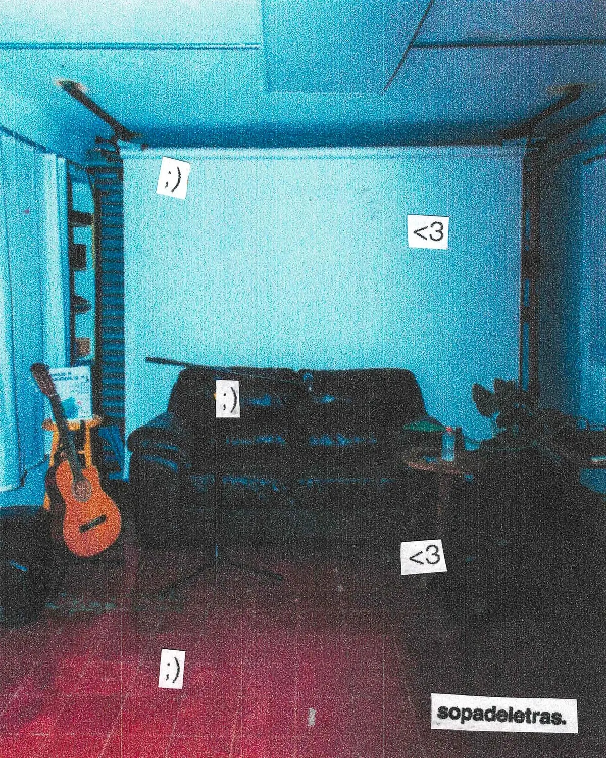 lámina del carrusel: la sala vacía con guitarra y sillón