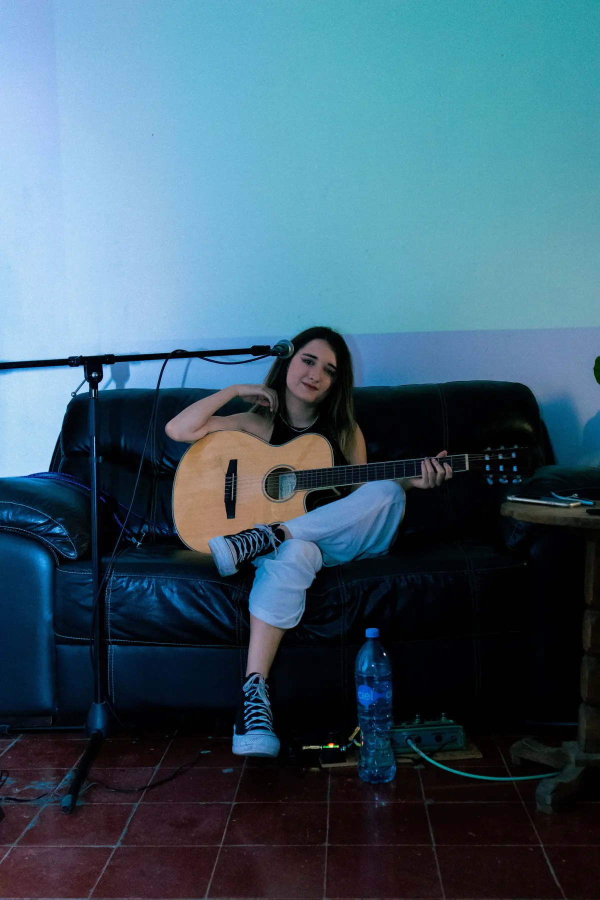 una cantante con guitarra en el sillón