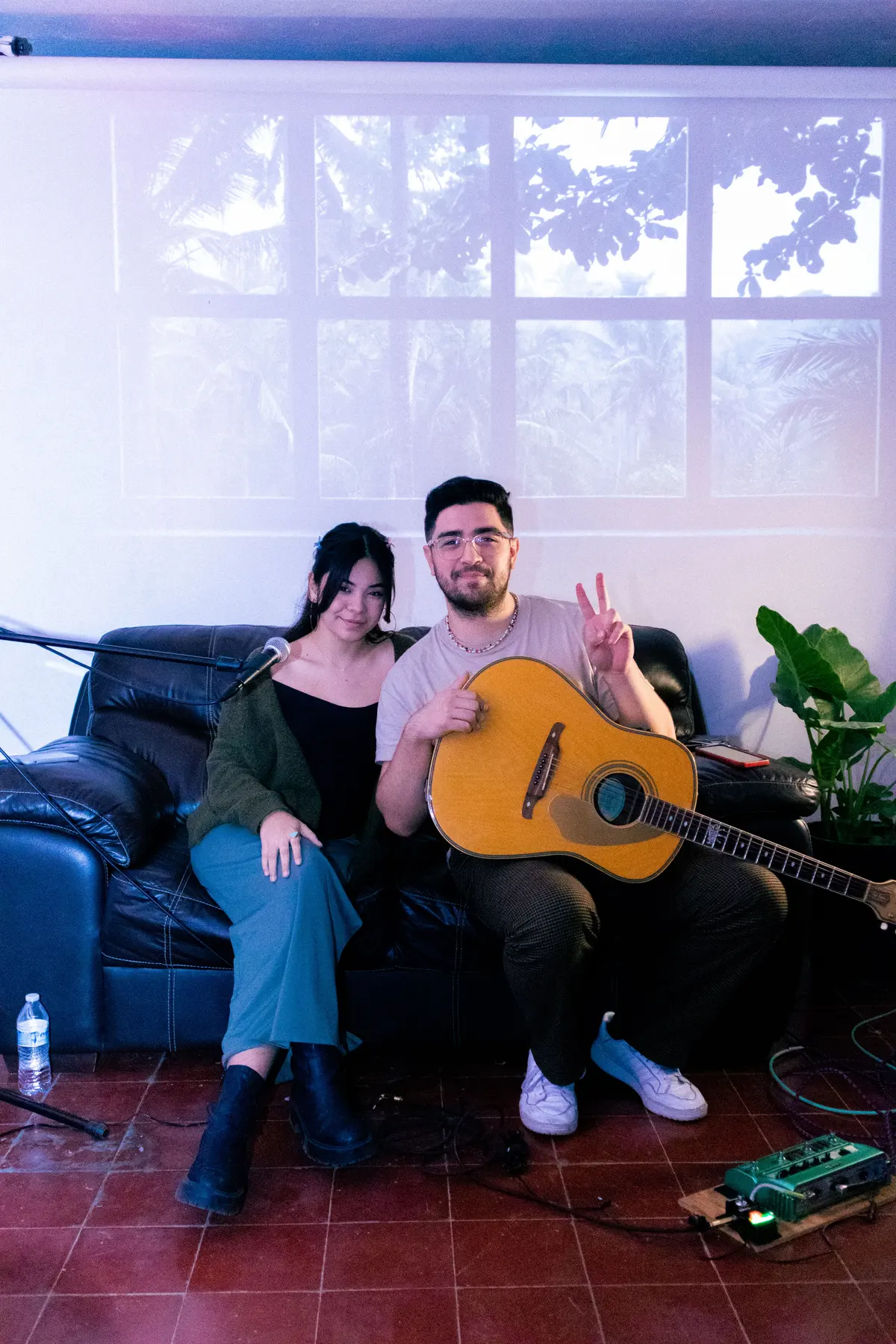 dos músicos posando con la guitarra