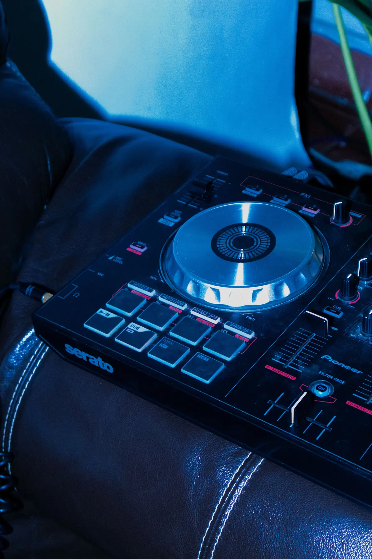 el controlador de dj sobre el sillón de piel