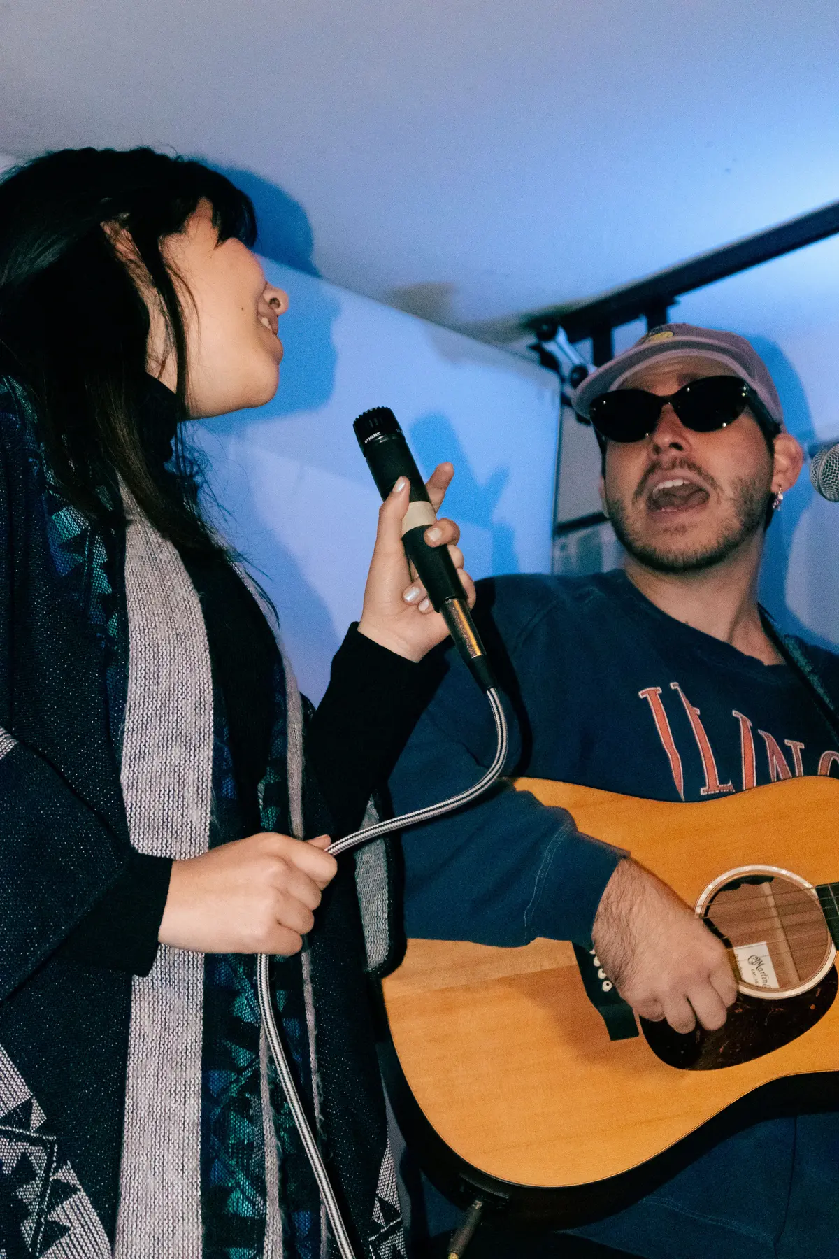 dos cantantes compartiendo el micrófono
