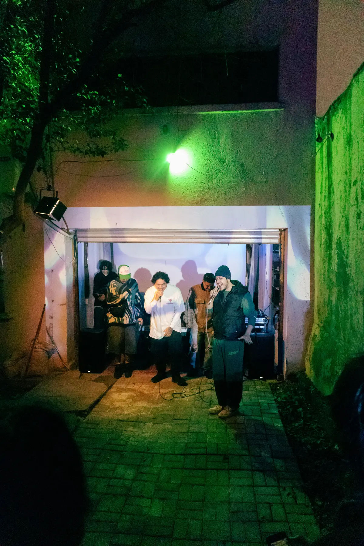 raperos en la cochera, vistos desde el patio