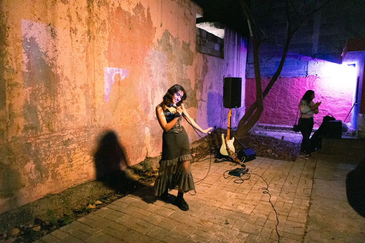 soleth tocando sola en el patio, contra la pared