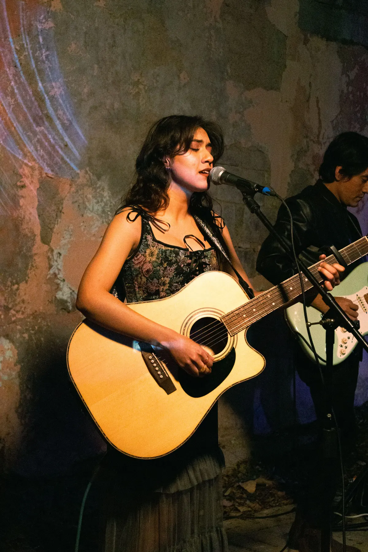 soleth cantando con su guitarra