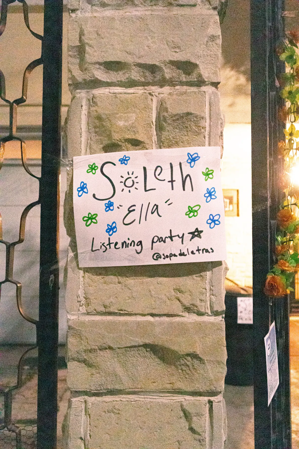el letrero hecho a mano: soleth, ella, listening party