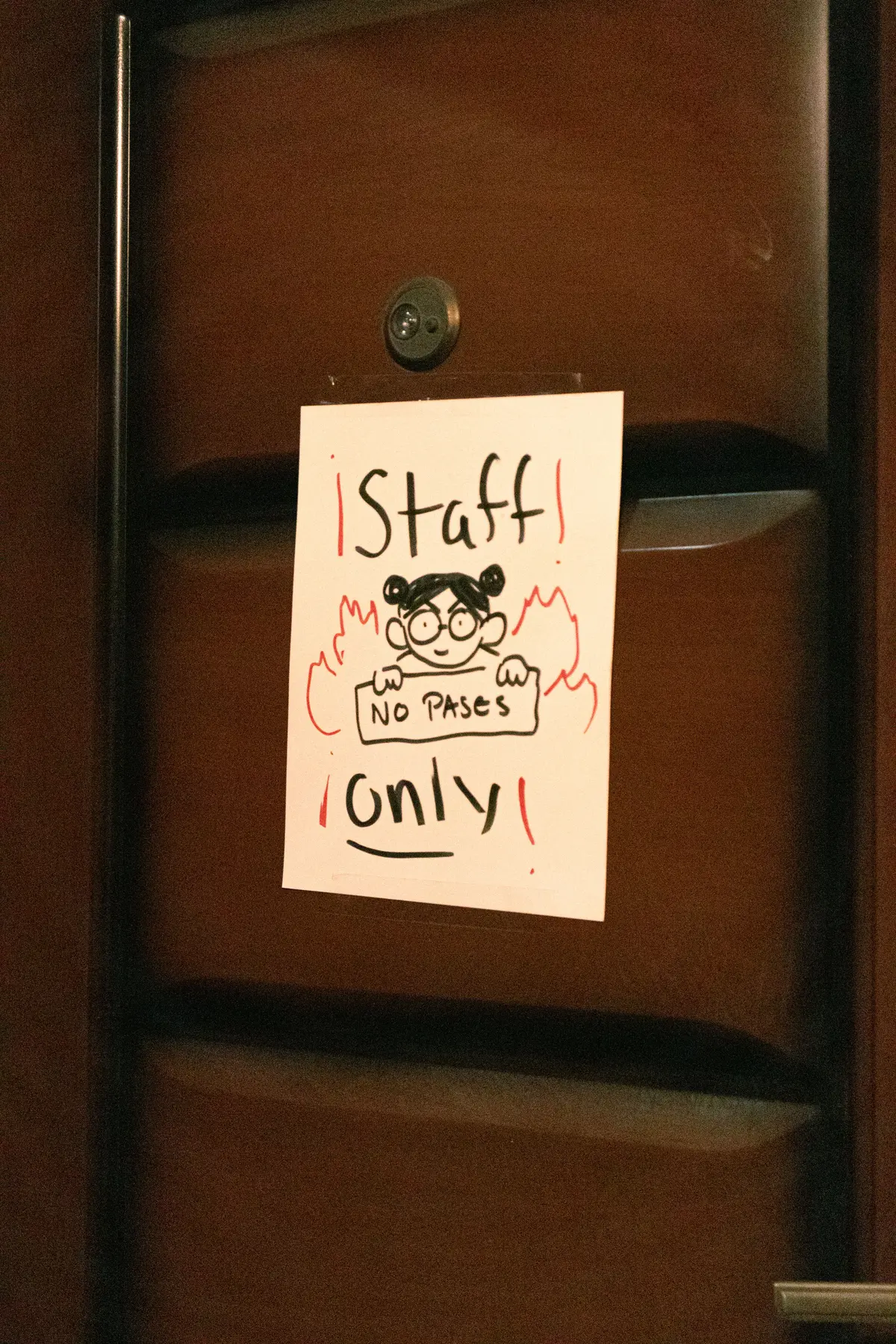 un letrero en la puerta: staff only