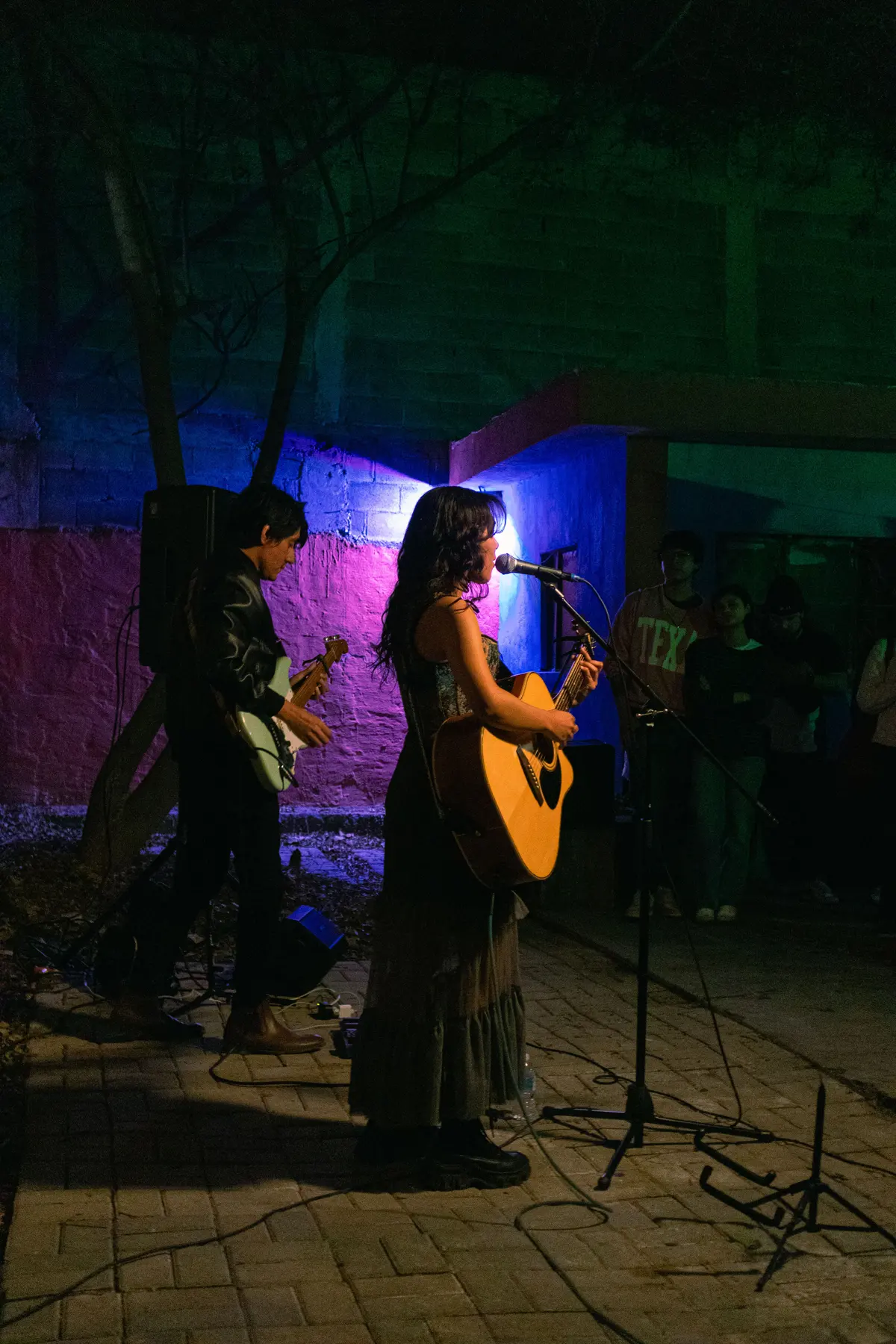 soleth y su guitarrista en luz azul y morada