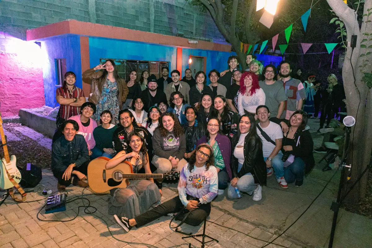 la foto de grupo en el patio