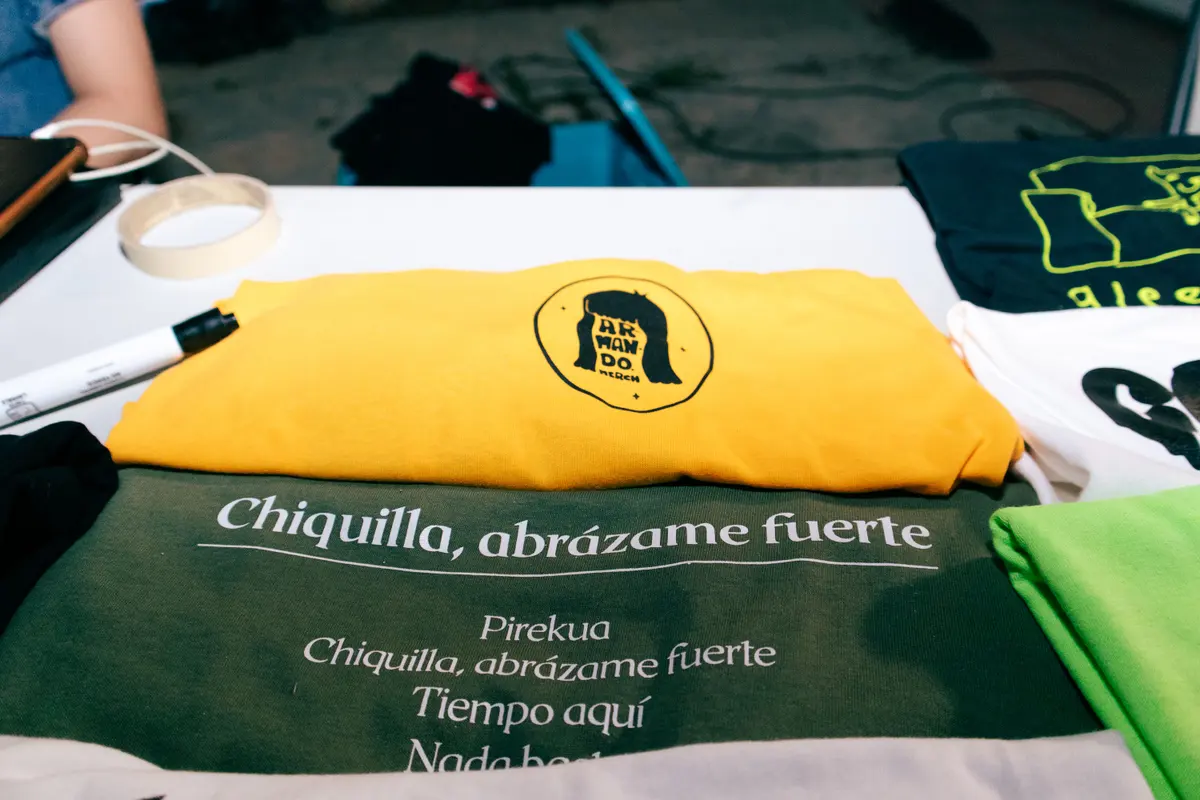 una bolsa de tela que dice chiquilla, abrázame fuerte