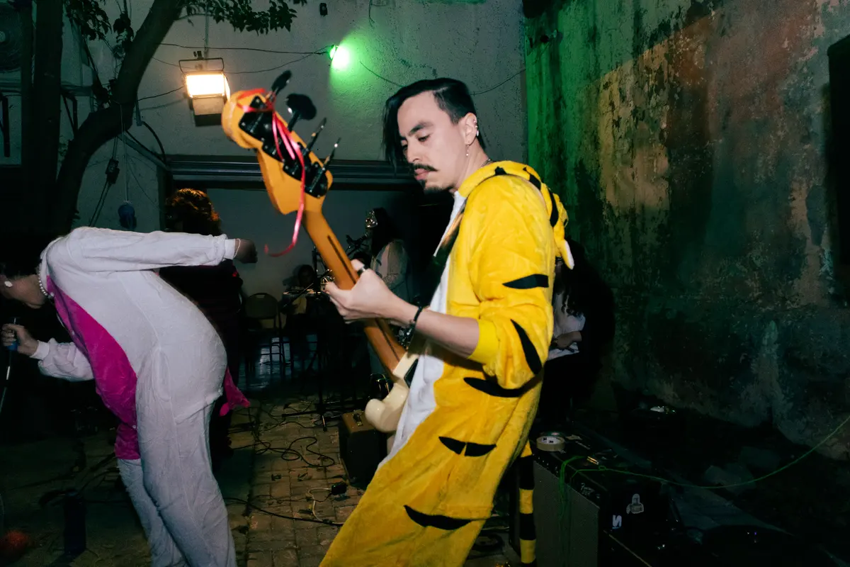 una banda tocando con pijamas de tigre y de unicornio