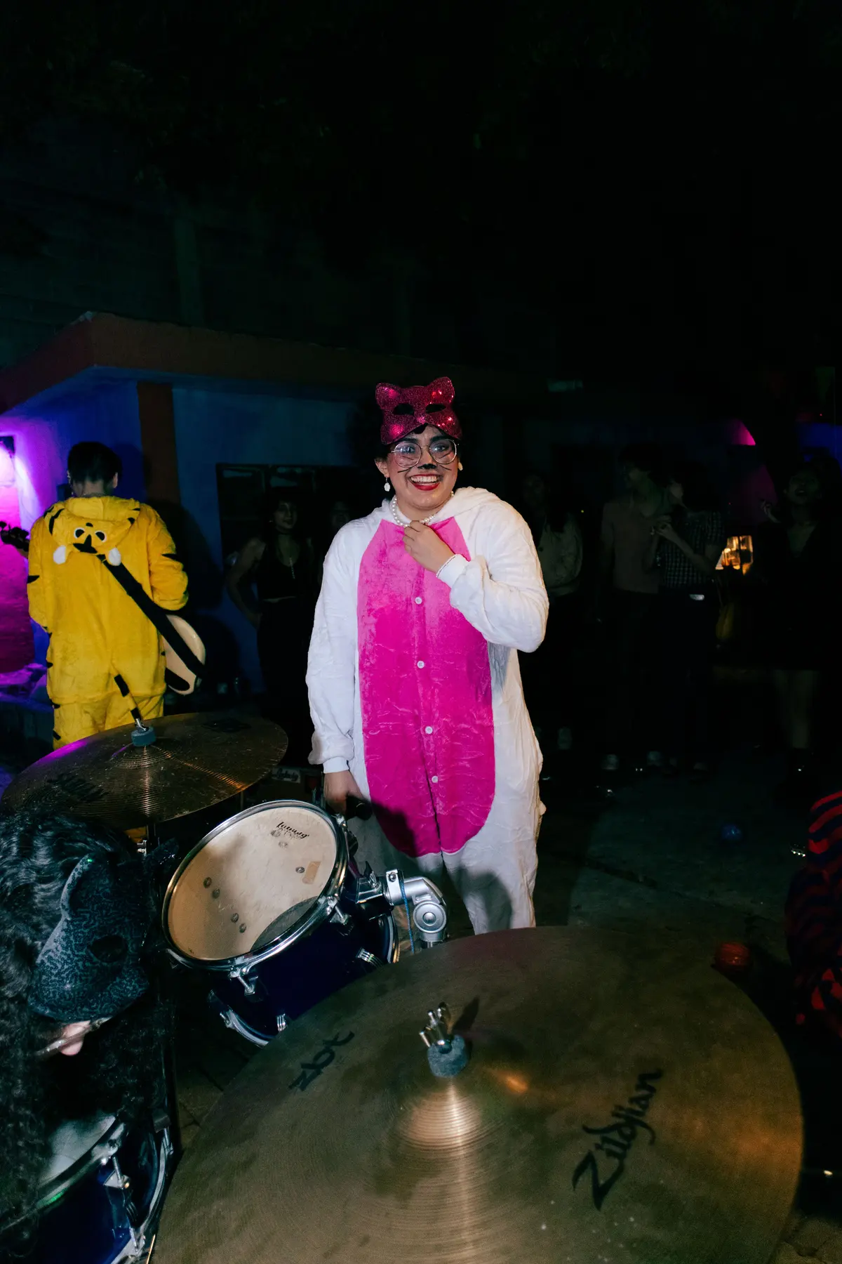 la baterista en pijama rosa