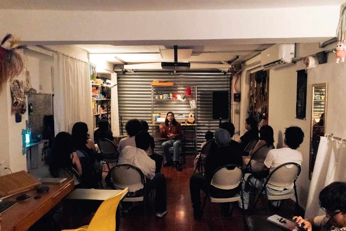 la sala del estudio llena de sillas, con daniel quien al fondo