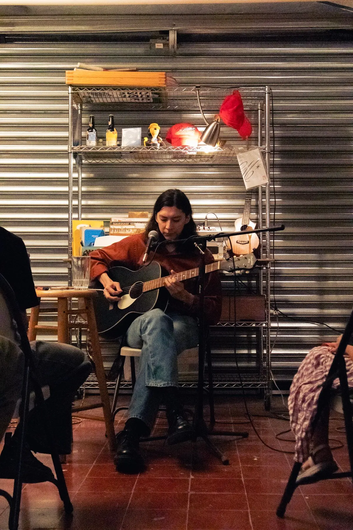 daniel quien tocando la guitarra frente a la repisa