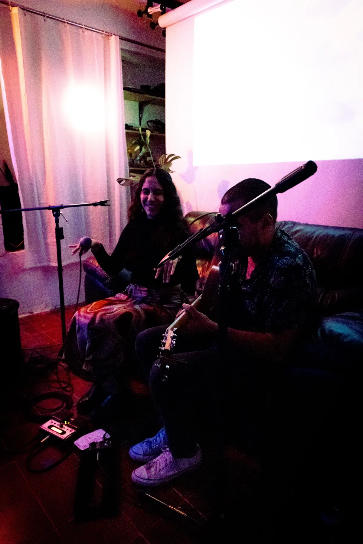 valeria jasso y su guitarrista en la sala