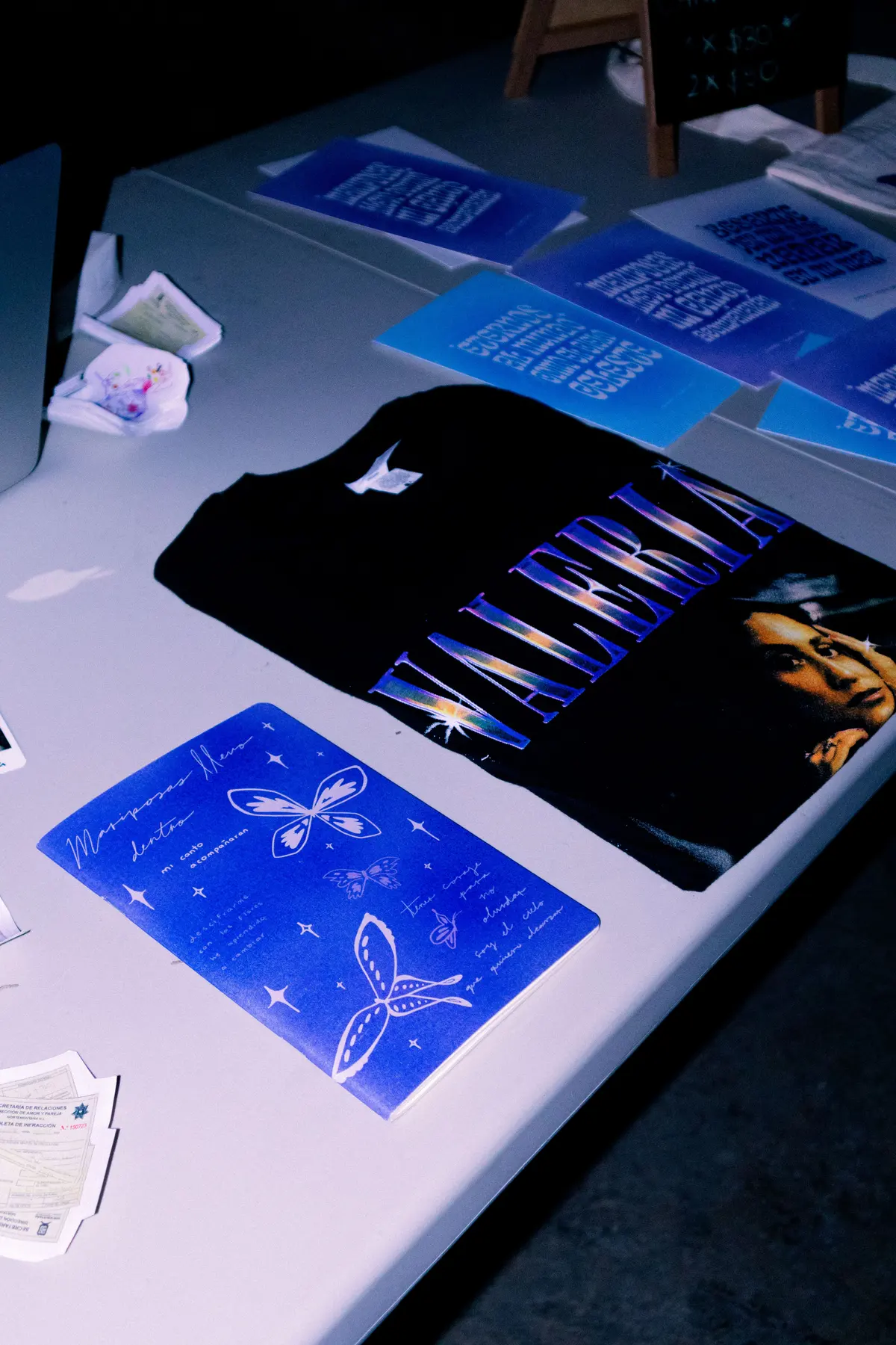 playeras y pósters azules sobre la mesa