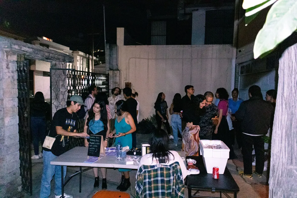 los invitados llegando, afuera del estudio