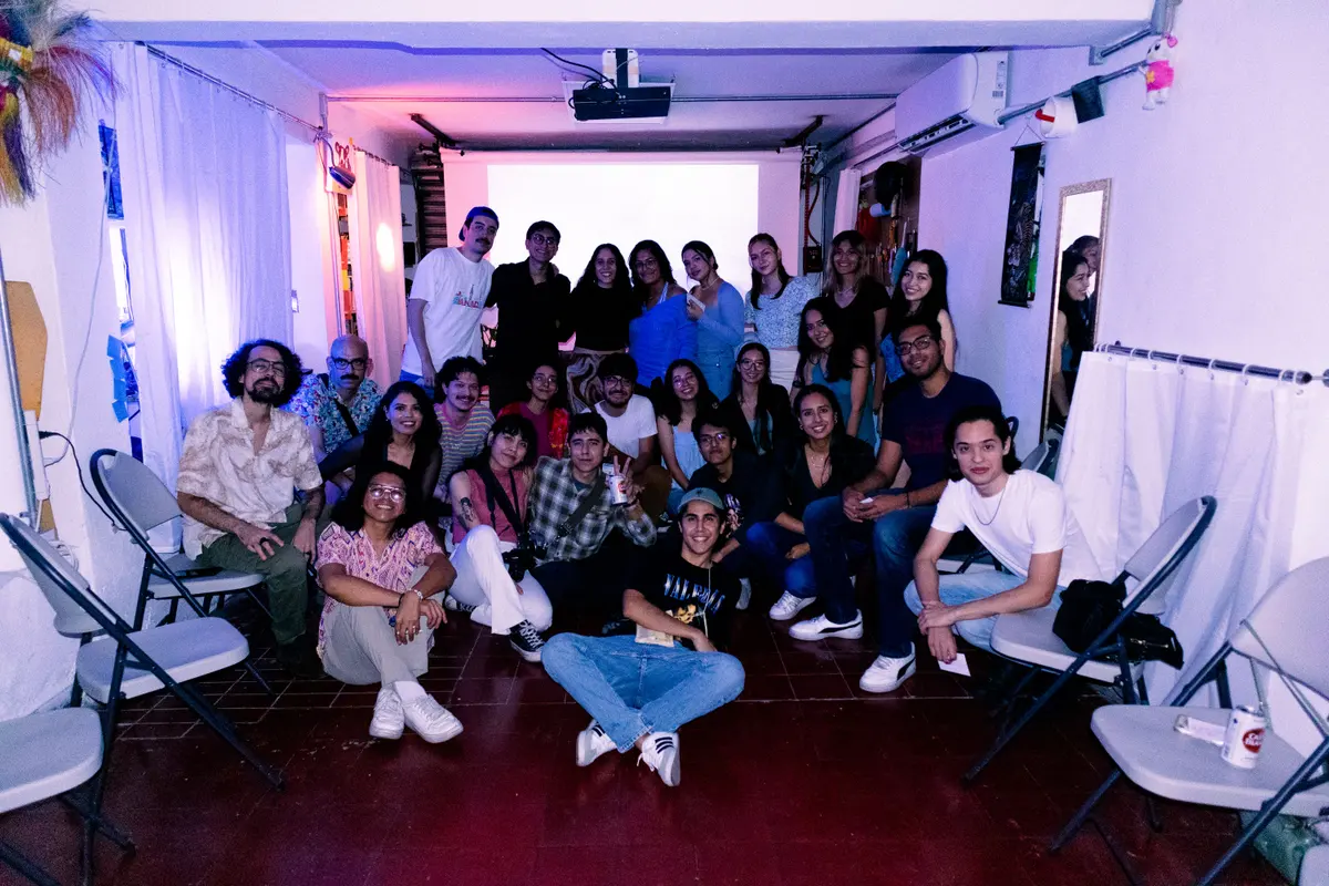 la foto de grupo sentados en el piso de la sala
