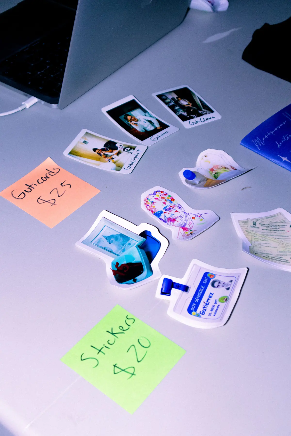 stickers con precios escritos a mano